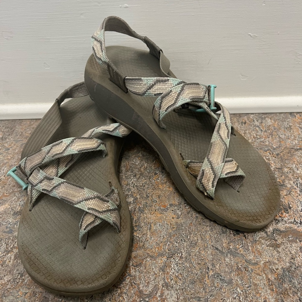 Women Size 9 Chacós